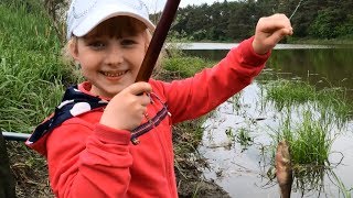 Успешная ловля карася. Маленькая рыбачка Анюта(4 года)
