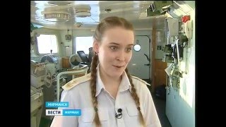 Будущий капитан, курсант, девушка  Ирина Богатова проходит практику на спасательном буксире Микула