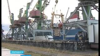 В Мурманском морском рыбном порту идет разгрузка супертраулера Янтарный