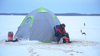 Зимняя рыбалка в палатке!  КУЧА наваги в Архангельской области! Первый лед 2020!