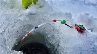 МЕШОК РЫБЫ С ЛУНКИ! КЛЁВ КАК в ЯКУТИИ! Первый лёд на водохранилище 2020