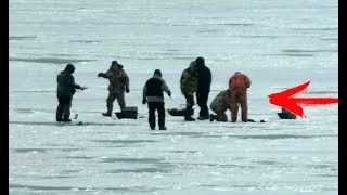 ОНИ ДОСТАВАЛИ ЕГО 20 МИНУТ ИЗ ЛУНКИ рыбалка зимой 2020
