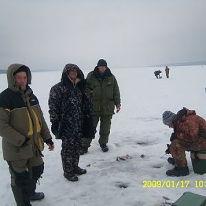 Серега мастер-класс проводит.