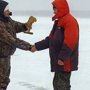 вручают мне кубок за 1-е место  на первых зимних соревнованиях сайта по мормышке.