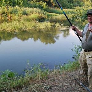 Река Мокша, ниже Наровчата, окресности д. Морозовка - на берегу (возле лагеря) вырубили ивняк и в проводку на "кузнечика" ловили: голавлей, плотву, ельцов, белоглазку, быстрянку, уклейку (много и крупная)... А если с прикормкой то ведро...