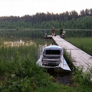 Обловив рано утром пирс, на лодке плывём к нашему островку...