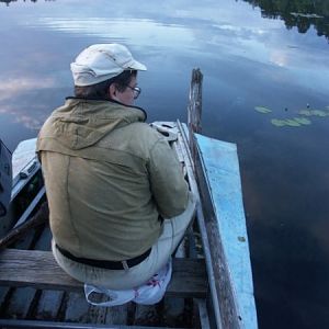 В лодке у островка обловив топляки, ждём подхода окунёвых стай. Здесь у меня как то крупная щука просто откусила живца с тройником... зверюга, поплавок просто лёг на воду и всё...