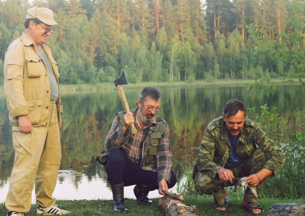 Кузнецкий район, в 4 км восточнее с Сосновка (до революции Лесная Бензобразовка), река Белая, запруда у Шалкеева кордона.
После рыбалки - рубка дров и чистка рыбы для двойной ухи. Как мы тогда хорошо посидели, душевно поговорили за рюмкой чая ...