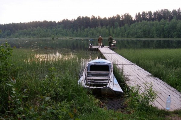 Обловив рано утром пирс, на лодке плывём к нашему островку...