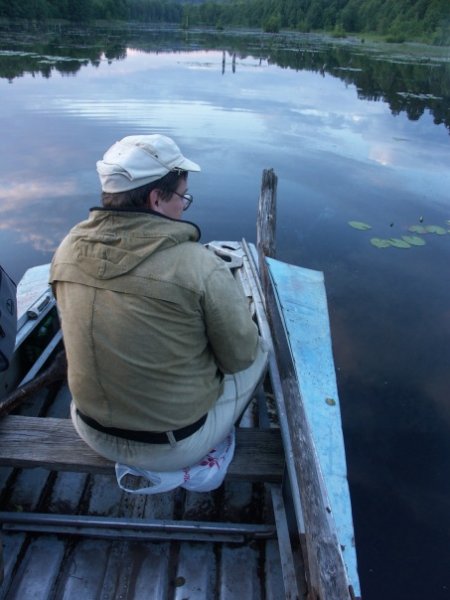 В лодке у островка обловив топляки, ждём подхода окунёвых стай. Здесь у меня как то крупная щука просто откусила живца с тройником... зверюга, поплавок просто лёг на воду и всё...