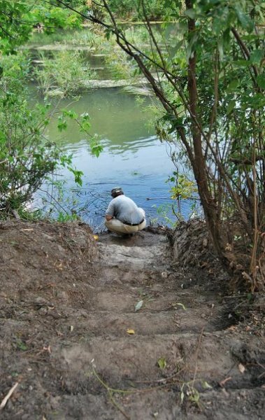 Вот такие ступеньки вырублены в берегу для забора воды...